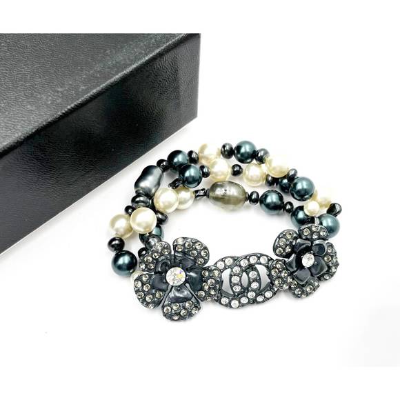 CHANEL Vintage Rare Gunmetal CC Flower Crystal Grey Pearl 3 Strand Bracelet - Picture 2 of 4